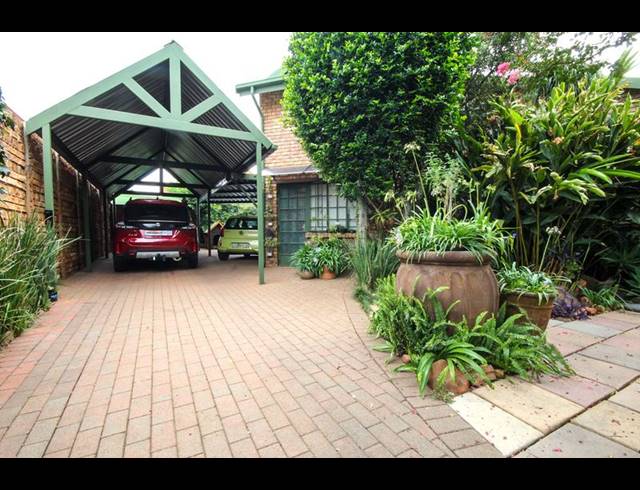 4 BEDROOM TOWNHOUSE FOR SALE IN ROOIHUISKRAAL NORTH